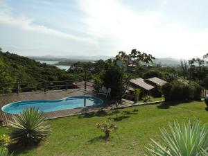 vistas a una piscina en un patio en Doce Cabana Pousada en Barra de Ibiraquera