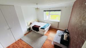 a small bedroom with a bed and a window at Welcome Homes! Feels Homes ! in Kidlington