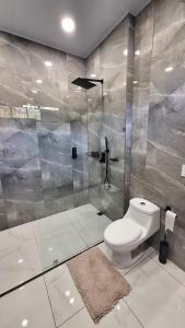 a bathroom with a toilet and a shower at Greivin House in Santa María +7 photos