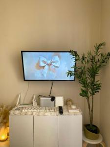 a desk with a keyboard and a monitor with a bow at Yahay-living & Condotel in Suba