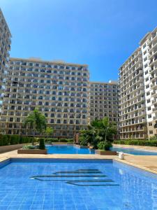 a large apartment building with a large swimming pool at Yahay-living & Condotel in Suba