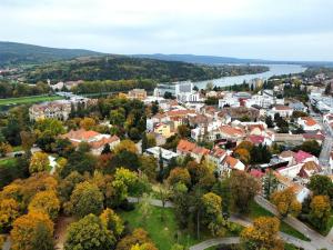 an aerial view of a town with a river at Veľký rodinný apartmán s výhľadom na zeleň a hory v centre Piešťan s parkovaním in Piešťany