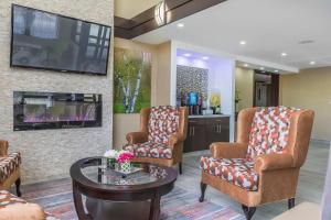a waiting room with two chairs and a tv at Comfort Inn Trenton in Trenton
