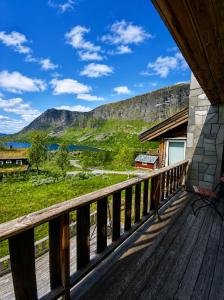 a deck with a view of a mountain at Grand Mountain Lodge Filefjell in Tyinkrysset
