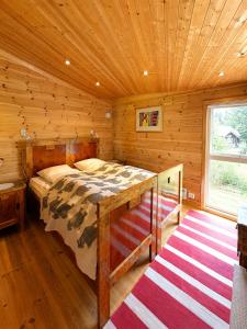a bedroom with a bed in a log cabin at Grand Mountain Lodge Filefjell in Tyinkrysset