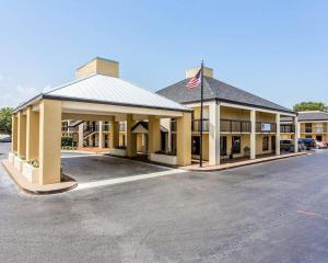 an empty parking lot in front of a hotel at Quality Inn Mt Pleasant - Charleston in Charleston