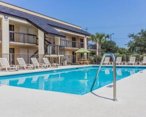 a swimming pool with chairs and a slide at Quality Inn Mt Pleasant - Charleston in Charleston