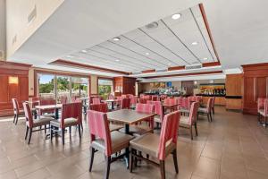 a restaurant with tables and chairs and a bar at Comfort Suites Manassas Battlefield Park in Manassas