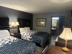 a hotel room with two beds and a lamp at Western Motel - Jesup in Jesup +81 photos