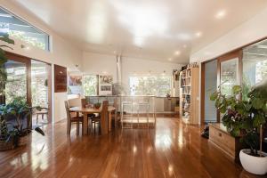 a kitchen and dining room with a table and chairs at Runawaytomaleny in Maleny