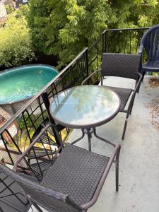 three chairs and a table and two tables and chairs at Appartement cosy, comme à la maison in Montreal