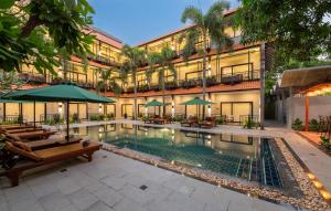 an exterior view of a hotel with a swimming pool at The Sears Residence Siem Reap in Phumĭ Réach Born (2)