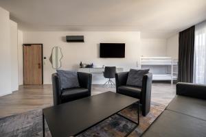 a living room with a table and chairs at Hotel Andante Rust in Rust