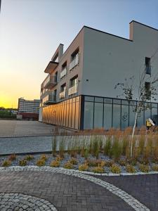 a building with a courtyard in front of it at White Pearls Apartaments Dąbki in Dąbki