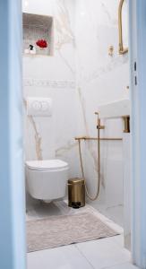 a white bathroom with a toilet and a sink at La parenthèse Provençale in Viry-Châtillon +34 photos