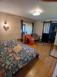 a bedroom with a bed with a colorful bedspread at L étable au naturel in Mauriac