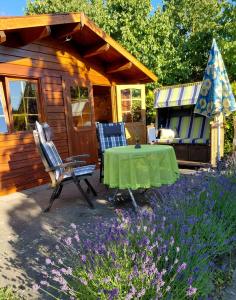 a table and chairs in front of a cabin at Ferienwohnung Janine in Neubrandenburg