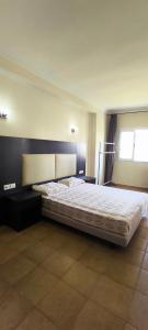 a bedroom with a large bed in a room at kabila vista vuestra a la piscina Z6 in Martil +30 photos