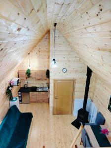an overhead view of a kitchen in a tiny house at Chata z Pary in Giby