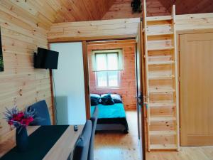 a room with a desk and a bed in a cabin at Chata z Pary in Giby