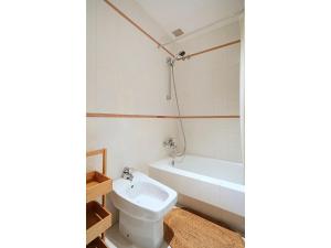 a bathroom with a toilet and a bath tub at GALIHOST - Casa Chouba, frente a la playa in Sanxenxo +35 photos