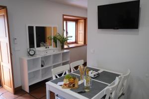 a dining room with a table and a sink at Quintinha d´Avó in Vila de Prado