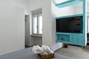a room with a tv and a bed with towels at Villa Balliu Panorama in Tripiti