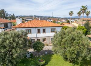 a white house with an orange roof at Quintinha d´Avó in Vila de Prado
