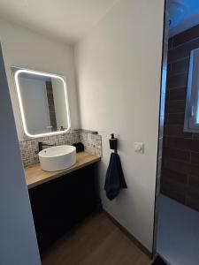 a bathroom with a sink and a mirror at Maison au calme avec piscine et jardin in BOD