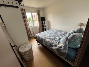 a bedroom with a bed and a window at Maison au calme avec piscine et jardin in BOD +1 photo