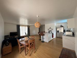 a living room with a table and a kitchen at Maison au calme avec piscine et jardin in BOD