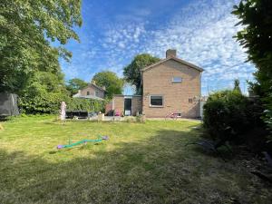 a large yard with a house and afficientfficientfficientfficientfficientfficient at SB villa house in Vlissingen