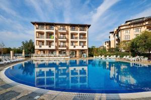 a large swimming pool in front of a building at Hotel Oasis Del Mare in Lozenets +8 photos