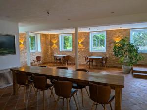 a dining room with a large wooden table and chairs at Hansens Zimmervermietung in Handewitt