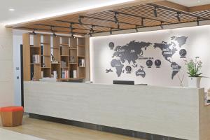 eine Lobby mit einer Weltkarte an der Wand in der Unterkunft Southernheal Hotel in Haenam
