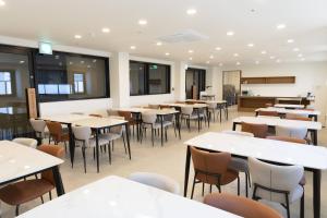 ein Esszimmer mit Tischen und Stühlen in der Unterkunft Southernheal Hotel in Haenam