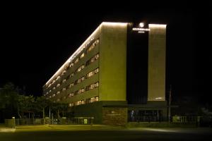 ein Gebäude mit Lichtern auf dem Dach bei Nacht in der Unterkunft Southernheal Hotel in Haenam