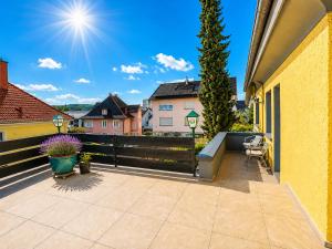ein Balkon eines Hauses mit einem Zaun in der Unterkunft Hotel-Heilsberg in Gottmadingen