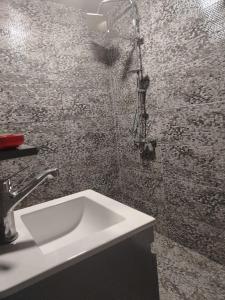 a bathroom with a sink and a shower at Istisu in Müqtǝdir