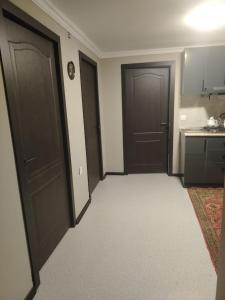 an empty room with two doors and a kitchen at Istisu in Müqtǝdir