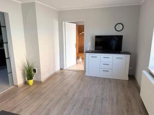 an empty living room with a flat screen tv at Ferienwohnung am Binnensee 2 in Heiligenhafen