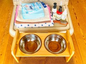 a tray with two bowls and a sink in a refrigerator at 石垣島コテージAkeeesi365 LOG in Ishigaki Island +35 photos
