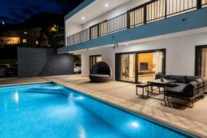 a swimming pool in the backyard of a house at Villa Cardellino in Klis