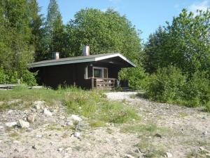 a small house in the middle of a field at Huoneistohotelli Jokikeskus in Kemi
