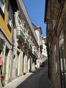 an alley in an old building with an american flag at Apartamento do Teatro in Lamego