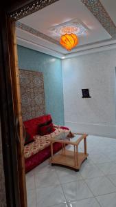 a living room with a couch and a table at Belle apt près de la mer in Tangier