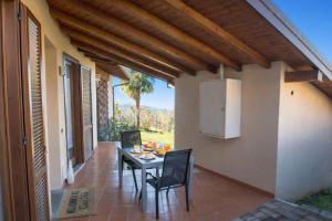 a patio with a table and chairs on a balcony at Shila House in Luino