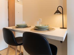 a table with two bowls on it with two chairs at Apartament Bohaterów in Giżycko