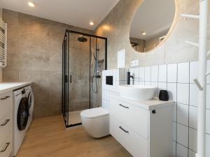 a bathroom with a sink and a toilet and a shower at Apartament Bohaterów in Giżycko