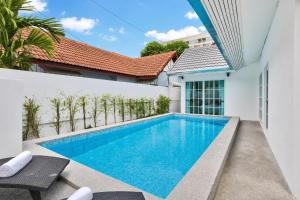 a swimming pool in the backyard of a villa at Luxury Pool Villa Pattaya Center C3- 3 Bedroom in Pattaya South